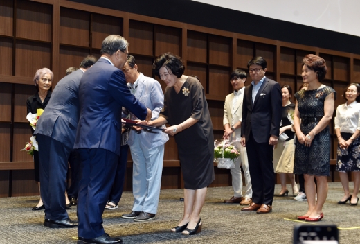 이재정 경기도교육감이 30일 수원컨벤션센터에서 퇴직교원들에게 훈포장을 전수하고 있다. / 사진제공=경기도교육청
