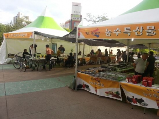 지난해 열린 고양시 성사1동 ‘진도군 특산물 직거래 장터 및 사랑의 바자회’ 모습. / 사진제공=고양시 