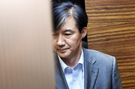 조국 법무부 장관 후보자가 가족 관련 의혹으로 웅동학원 등 전방위적 압수수색이 실시된 27일 오후 서울 종로구 적선현대빌딩에 마련된 인사청문회 준비단 사무실로 출근해 승강기를 타고 있다. /사진=이동훈 머니투데이 기자