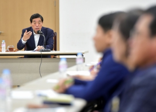 시청 대회의실에서 열린 민선7기 공약추진상황 보고회에서 윤화섭 안산시장이 보고를 받고 있다. / 사진제공=안산시