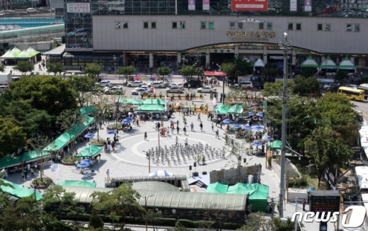 31일 오전 인천 부평광장에서 '인천퀴어문화축제' 준비가 한창이다. 축제위는 행사를 마친 후 부평역 쉼터광장~부평삼거리 3㎞ 거리 행진을 진행할 예정이다./사진=뉴스1