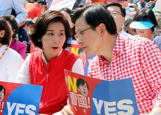 황교안 자유한국당 대표와 나경원 원내대표가 31일 오후 서울 종로구 사직공원 앞에서 열린 문재인 정권 규탄 장외집회에서 대화하고 있다./사진=이광호 뉴스1 기자