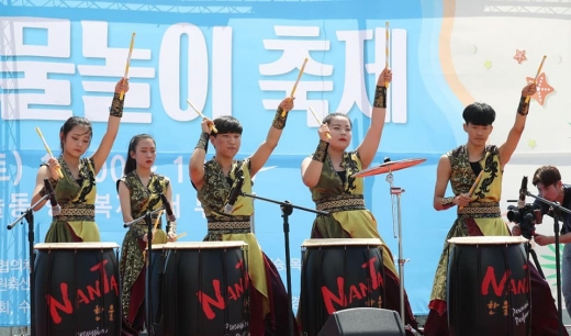 공연을 하고 있는 '울다솜 안다미로 봉사단'. / 사진=서철모 시장 페이스북 캡처