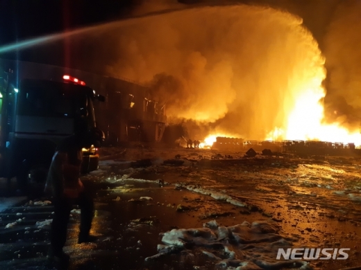 지난달 30일 오후 11시47분쯤 충북 충주시 주덕읍 중원산업단지 내 접착제 제조 공장에서 폭발로 추정되는 불이나 소방당국이 진화작업을 하고 있다. /사진=충주 뉴시스 조성현 기자 (충주소방서 제공)