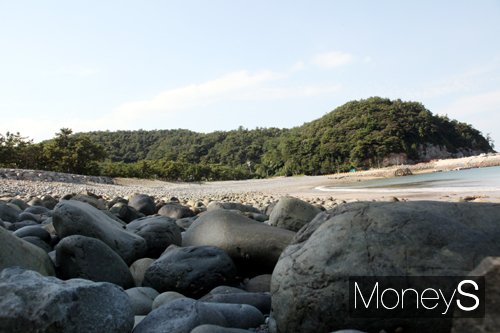 고흥나로도우주과학관 인근 몽돌 해변/사진=홍기철기자