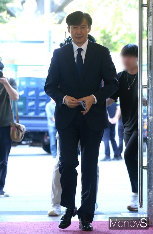 [머니S포토] 출근하는 조국 법무부 장관 후보자