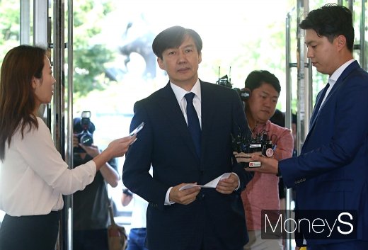 [머니S포토] 출근길에 취재진 질문 받는 조국 후보자