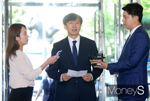 [머니S포토] 입장 밝히는 조국 법무부 장관 후보자