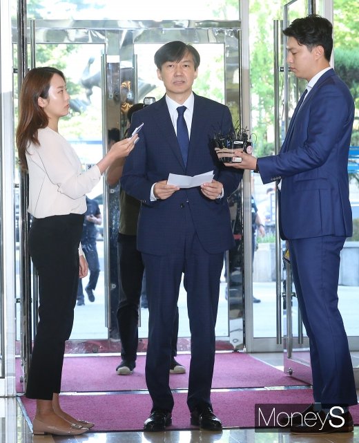[머니S포토] 출근길 질문 받는 조국 장관 후보자