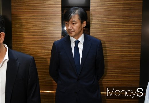 [머니S포토] 사무실로 향하는 조국