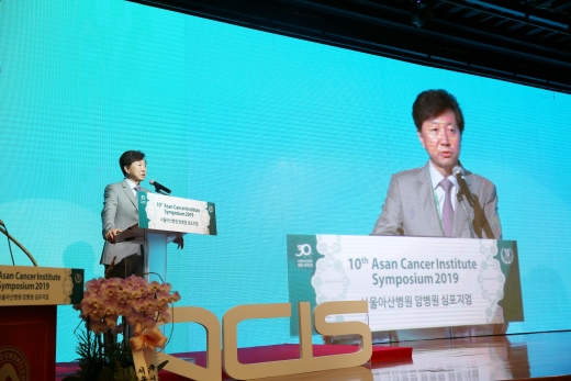 유창식 서울아산병원 암병원장이 심포지엄에 앞서 인사말을 하고 있다./사진=서울아산병원