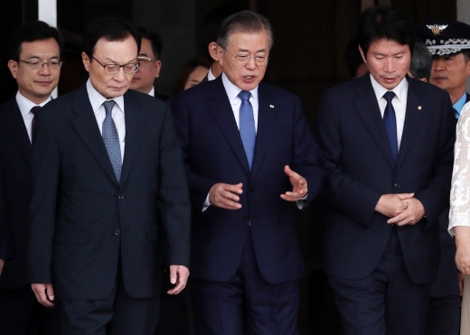 문재인 대통령이 지난 1일 오후 5박 6일간의 일정으로 동남아시아 태국, 미얀마, 라오스 3개국 순방 차 경기 성남시 서울공항에 도착해 더불어 민주당 이해찬 대, 이인영 원내대표와 대화하고 있다. /사진=머니투데이 DB