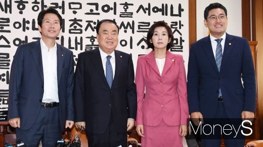 [머니S포토] 문희상 국회의장-교섭단체 원내대표회동