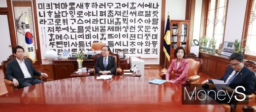 [머니S포토] 여야 극한 대치속 여야 원내대표 회동