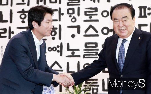 [머니S포토] 인사 나누는 문희상 의장과 이인영 민주당 원내대표