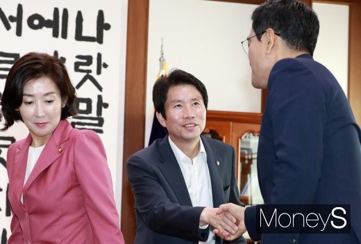 [머니S포토] 여야 원내대표 회동에서 인사 나누는 이인영-오신환