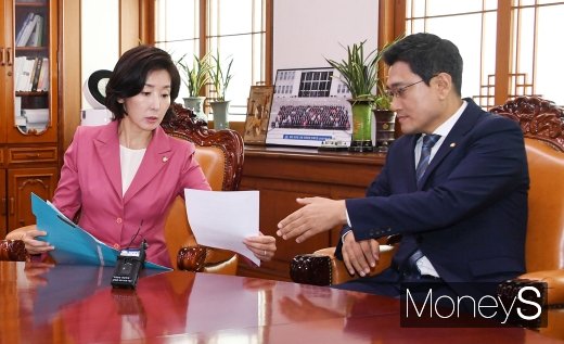 [머니S포토] 문건 살피는 나경원과 오신환