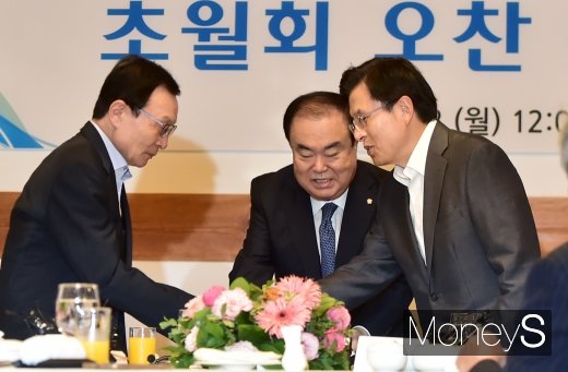[머니S포토] 초월회 오찬에서 만난 여야 대표