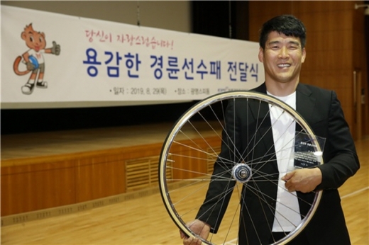 용감한 경륜선수패를 받은 김상근 선수. /사진=국민체육진흥공단