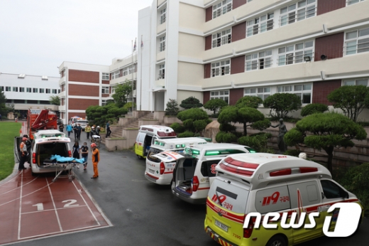 2일 오전 대구 북구 침산동 경상여자고등학교 강당에서 조회 도중 학생과 교직원 등 10여명이 가스 냄새를 맡고 쓰러지거나 구토 증세를 호소해 119구급대와 의료진이 부상자를 병원으로 이송하고 있다. /사진=뉴스1