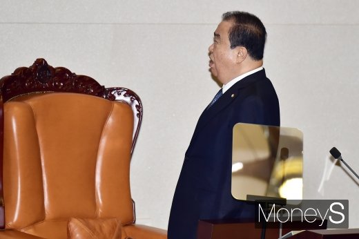 [머니S포토] 정기 국회 개회식서 애국가 부르는 문희상 의장