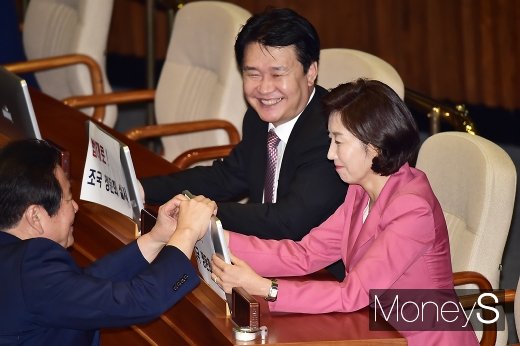 [머니S포토] 법대로 조국 청문회 실시 인쇄물 붙이는 자유한국당