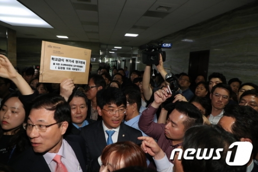 지난 4월26일 서울 여의도 국회 의안과 앞에서 더불어민주당 의원들이 학교급식 부가세 영구면제 법안을 제출하려다 선거제 공수처법 패스트트랙 추진 저지 농성 중인 자유한국당 의원 및 보좌관들과 몸싸움을 하고 있다. /사진=뉴스1