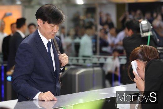 [머니S포토] 국회 출입증 발급받는 조국