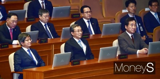 [머니S포토] 20대 마지막 정기 국회에 참석한 정부 요인