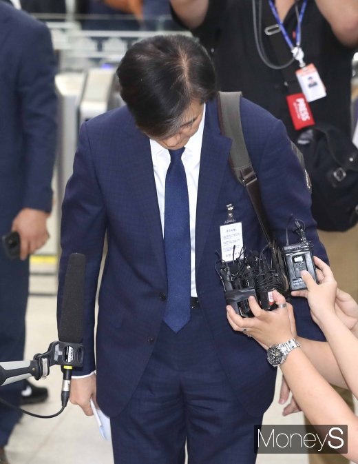 [머니S포토] 고개 숙인 조국 법무부 장관 후보자