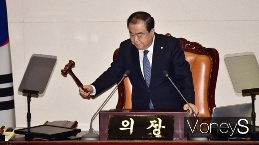 [머니S포토] 제371회 정기국회 1차 본회의 개회 알리는 문희상 의장