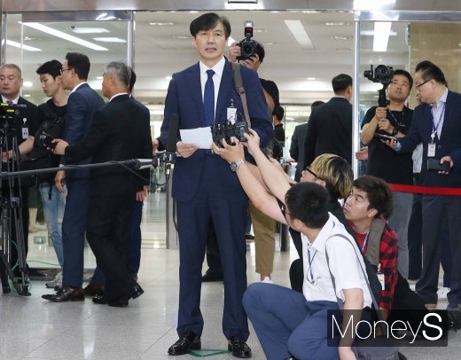 [머니S포토] 기자간담회 갖기 위해 국회 도착한 조국