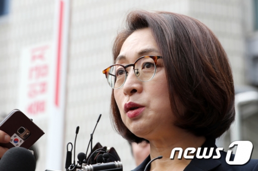 정치자금법 위반 혐의로 기소된 은수미 성남시장이 2일 오후 경기도 성남시 수원지방법원 성남지원에서 열린 선고 공판을 마치고 법정을 나서던 중 취재진의 질문에 답변하고 있다. /사진=뉴스1