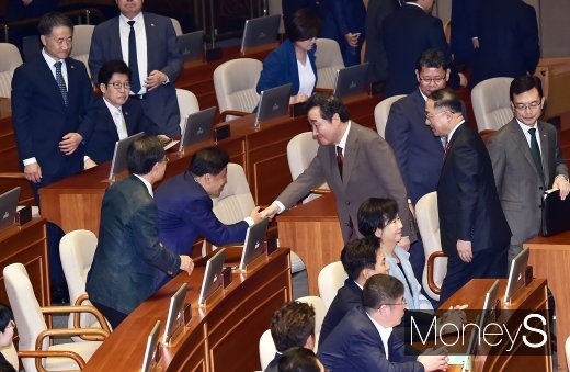 [머니S포토] 정기 국회 개회식서 인사 나누는 이낙연 총리