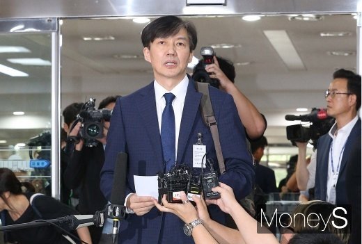 조국 법무부 장관 후보자가 2일 오후 서울 여의도 국회에서 기자간담회를 갖기 위해 국회로 들어서며 소감을 밝히고 있다. /사진=장동규 기자