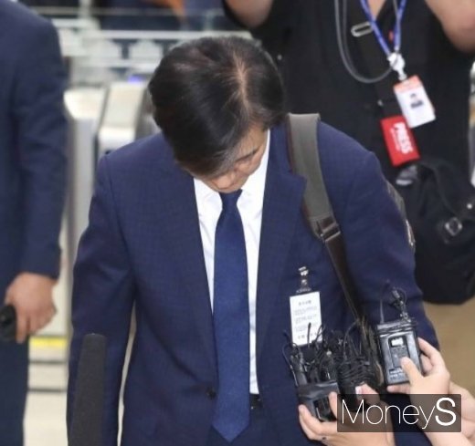 조국 법무부 장관 후보자가 2일 오후 서울 여의도 국회에서 기자간담회를 갖기 위해 국회로 들어서며 소감을 밝힌 후 인사를 하고 있다. /사진=장동규 기자 
