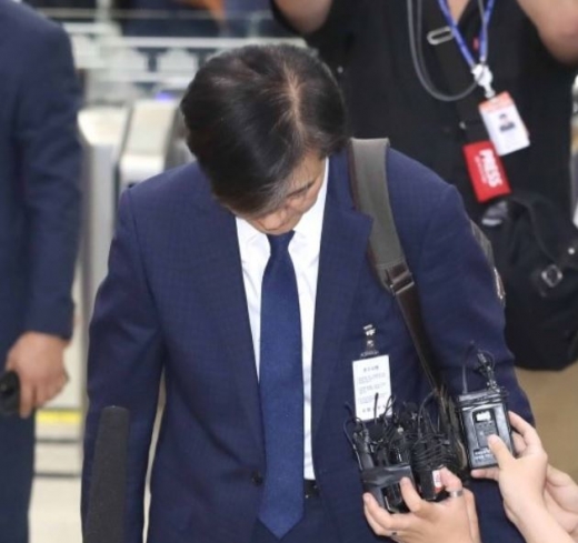 조국 법무부 장관 후보자가 2일 오후 서울 여의도 국회에서 기자간담회를 갖기 위해 국회로 들어서며 소감을 밝힌 후 인사를 하고 있다. /사진=장동규 기자