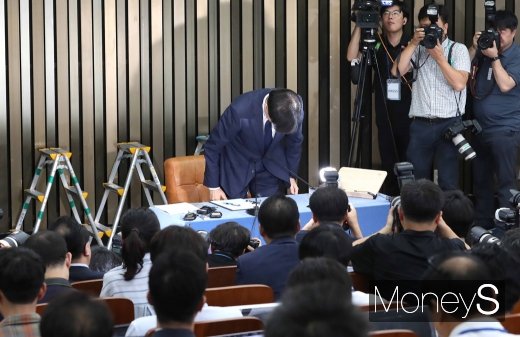 [머니S포토] 고개 숙여 인사하는 조국 후보자