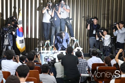 [머니S포토] 국민 앞에 고개 숙인 조국 법무부 장관 후보자