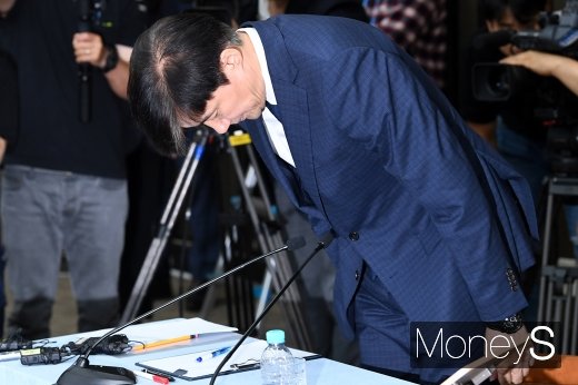 [머니S포토] 고개 숙인 조국 법무부 장관 후보자