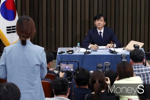 [머니S포토] 취재진 질문 경청하는 조국