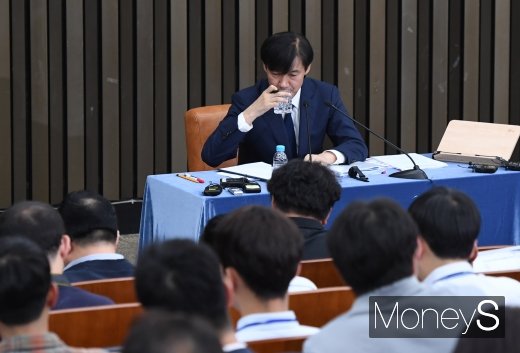 [머니S포토] 물 마시는 조국 장관 후보자