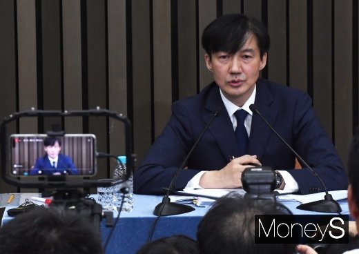 조국 법무부 장관 후보자가 2일 오후 서울 여의도 국회에서 열린 기자간담회에서 취재진의 질문에 답하고 있다. /사진=장동규 기자