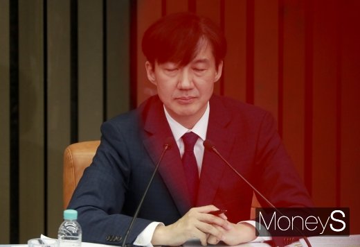 [머니S포토] 눈 감고 질문 듣는 조국