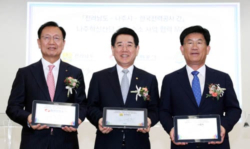 김영록 전라남도지사가 2일 오후 나주 한국전력공사에서 친환경 그린수소 기술개발 및 실증 테스트베드 구축을 위한 업무협약을 체결했다. (사진 왼쪽부터) 김종갑 한전사장, 김영록 전남도지사, 강인규 나주시장./사진제공=전남도