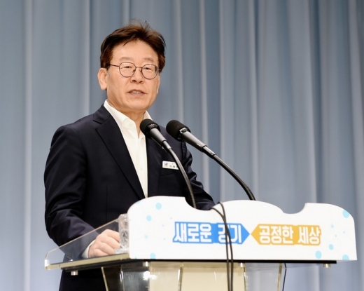 이재명 지사가 2일 경기도청 북부청사 평화누리홀에서 열린 ‘9월 공감·소통의 날’ 행사에서 “돈 좀 벌어보겠다고 대한민국의 자존심을 다 훼손해 가며 석탄재를 수입하고 있다”라며 “이런 것을 통제하는 것이 공적 영역이고 이런 것을 하라고 공직자들에게 권력을 맡긴 것”이라고 강조했다. / 사진제공=경기도 