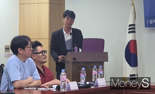 전석환 게임 스파르타 크리에이티브 길드장 겸 한국게임개발자협회 실장이 '6C50 그리고 6C51: 게임은 놀이인가 중독물질인가'라는 주제로 발표를 진행하고 있다. /사진=채성오 기자