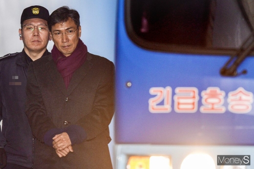 안희정 전 충남도지사(오른쪽)가 지난 2월1일 서울 서초구 서울고등법원에서 호송차로 이동하고 있다. /사진=임한별 기자