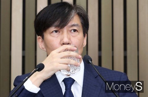 조국 법무부장관 후보자가 2일 오후 국회에서 가진 대국민 기자간담회에서 기자들의 질문에 답하고 있다. /사진=장동규 기자