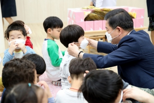박승원 광명시장이 지난 4월 25일 시립하안누리어린이집을 방문해 미세먼지 차단마스크를 지원했다. / 사진제공=광명시